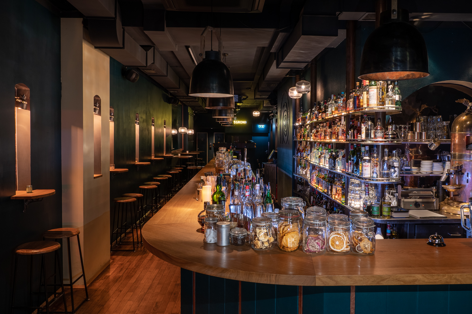 Vertigo Bar – Spirale und Regal